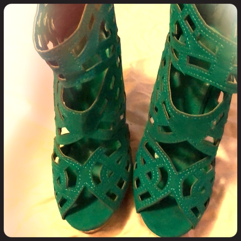 🆕NWOT TEAL WEDGE HEELS